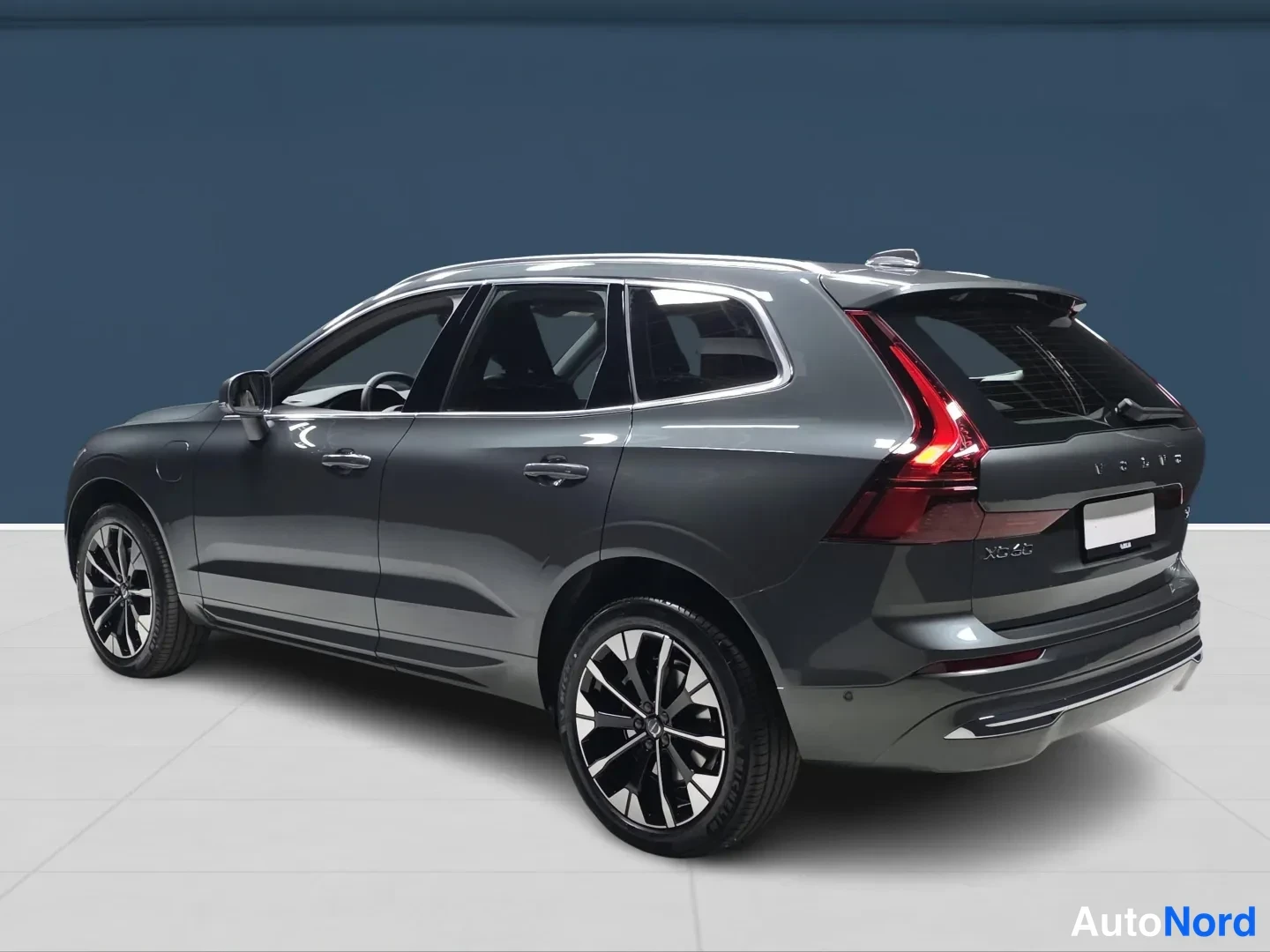 Vihreä Volvo XC60 2026, etuviisto, keula vasemmalle, kuva 2