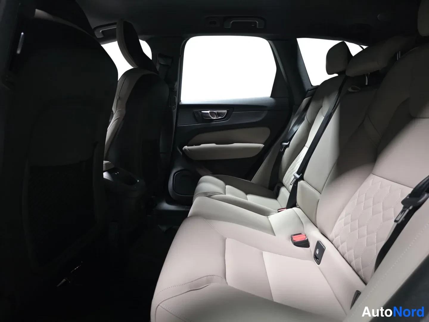 Vihreä Volvo XC60 2026, kuva 10