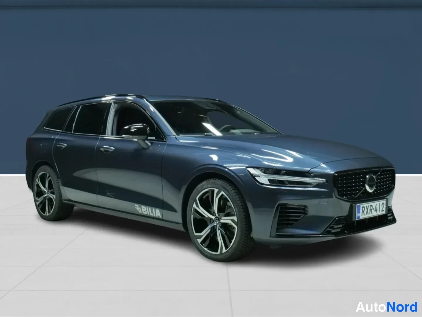 Sininen Volvo V60 2026, etuviisto, keula oikealle, kuva 2