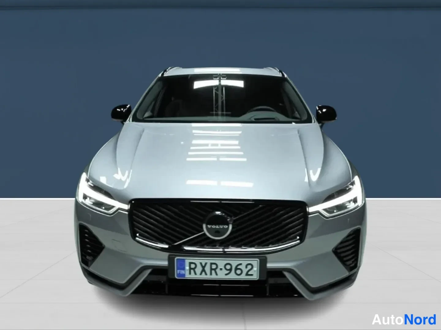 Harmaa Volvo XC60 2026, edestä, kuva 3