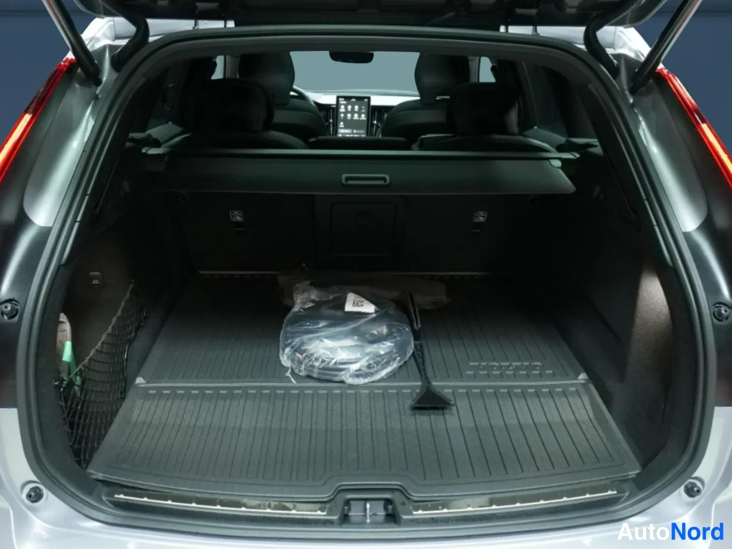 Harmaa Volvo XC60 2026, kuva 11