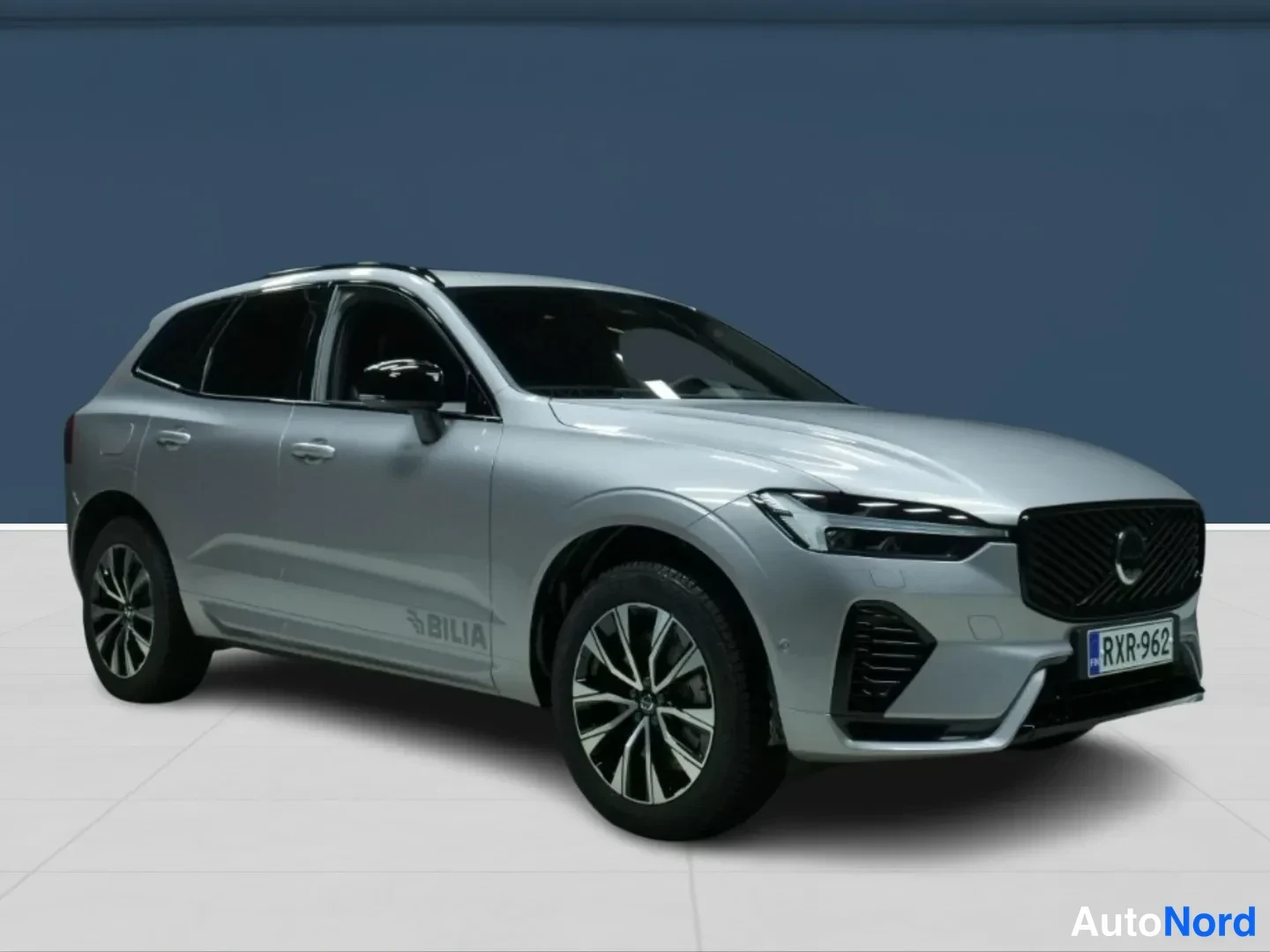 Harmaa Volvo XC60 2026, etuviisto, keula oikealle, kuva 2