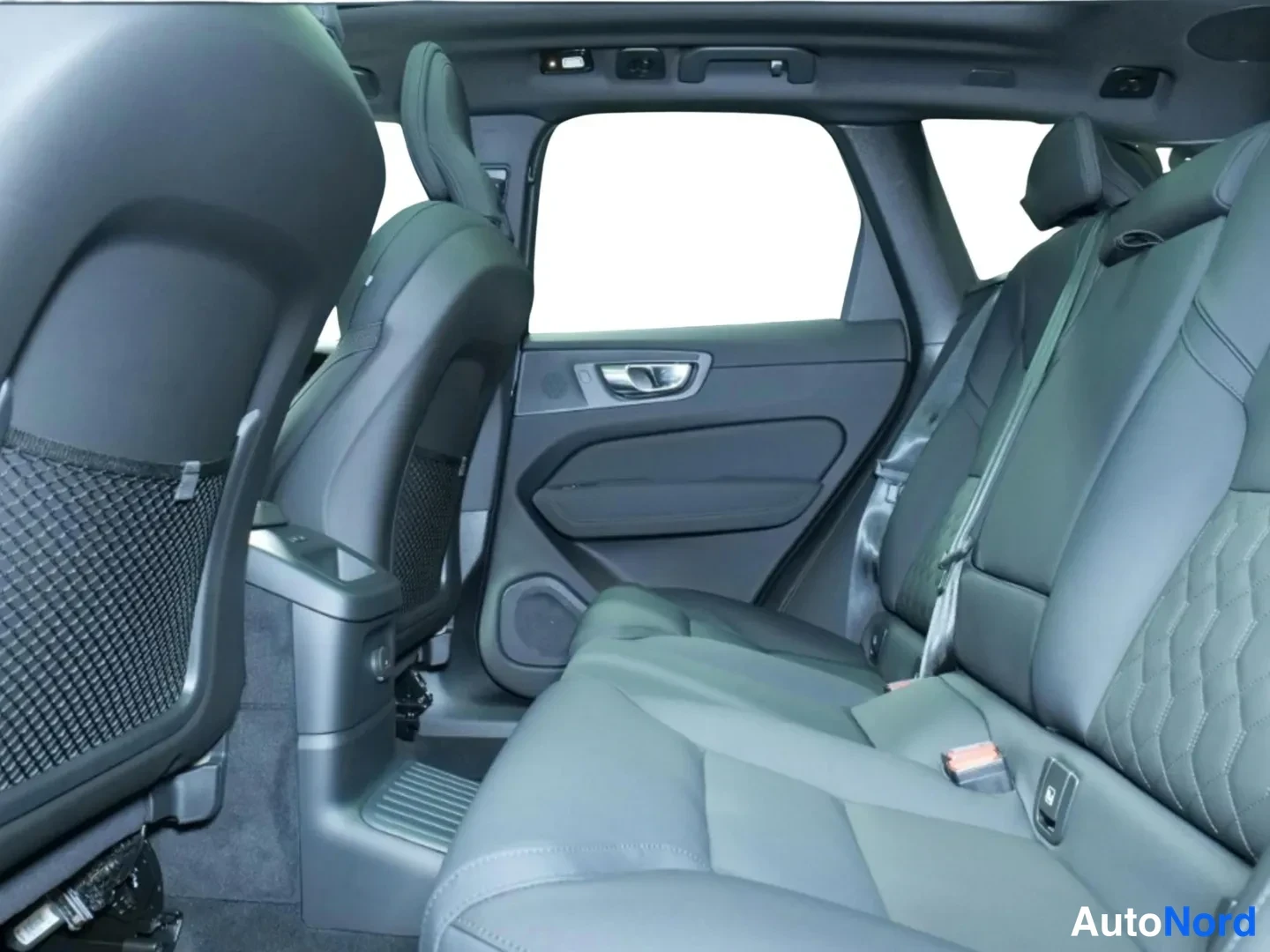 Harmaa Volvo XC60 2026, kuva 9