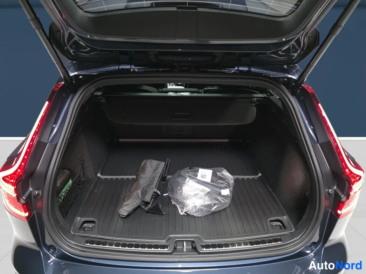 Blue Volvo V60 2026, photo 11