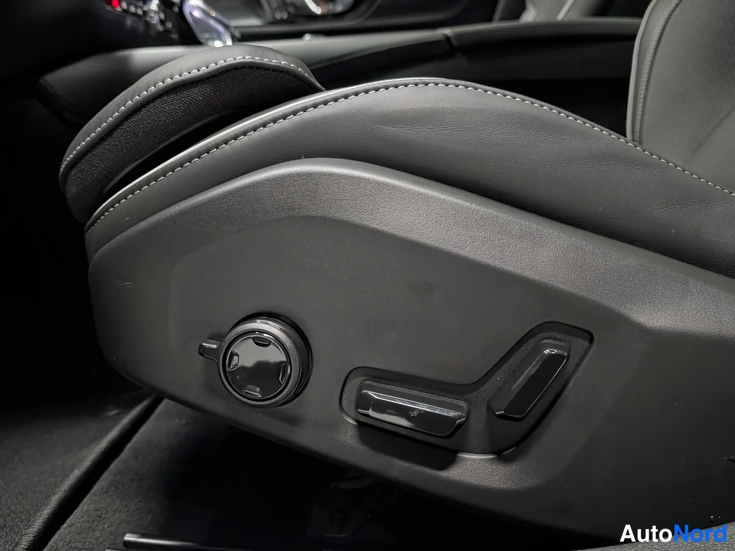 Blue Volvo V60 2026, photo 15