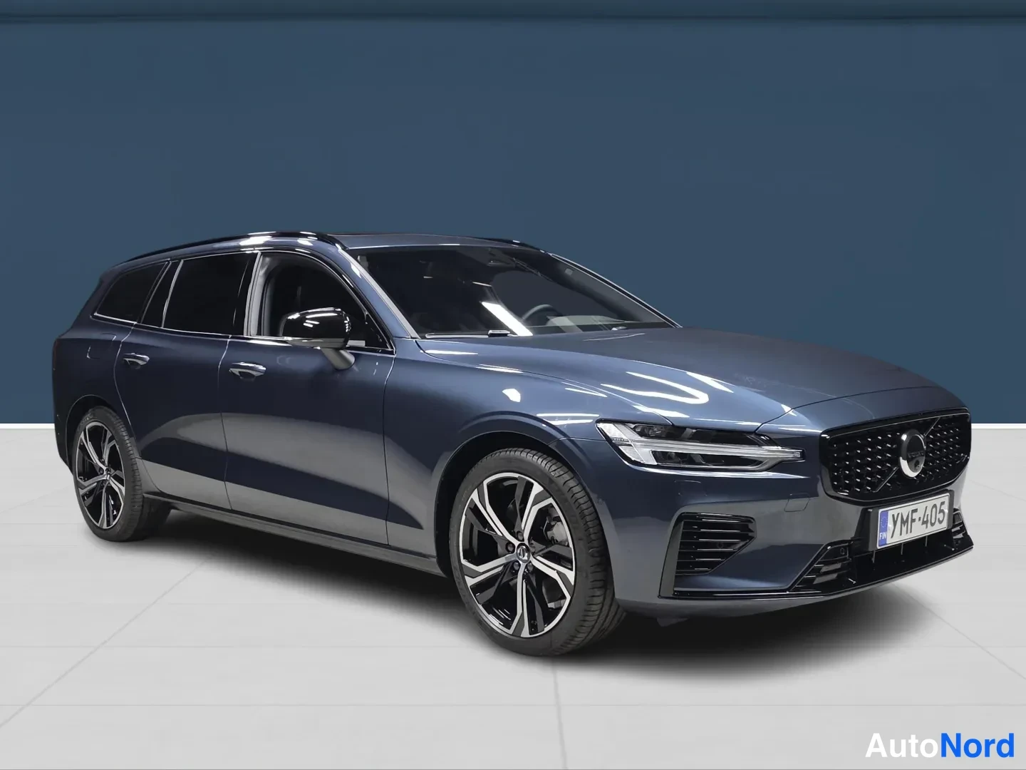 Blue Volvo V60 2026, front three-quarter, nose to the right, photo 2
