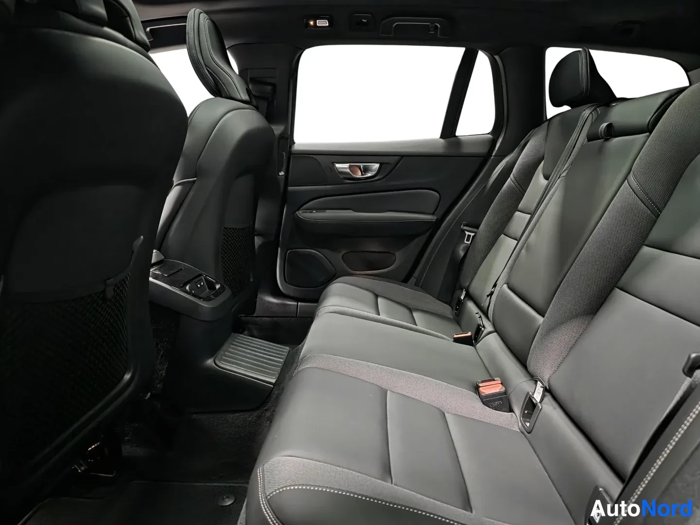 Blue Volvo V60 2026, photo 9