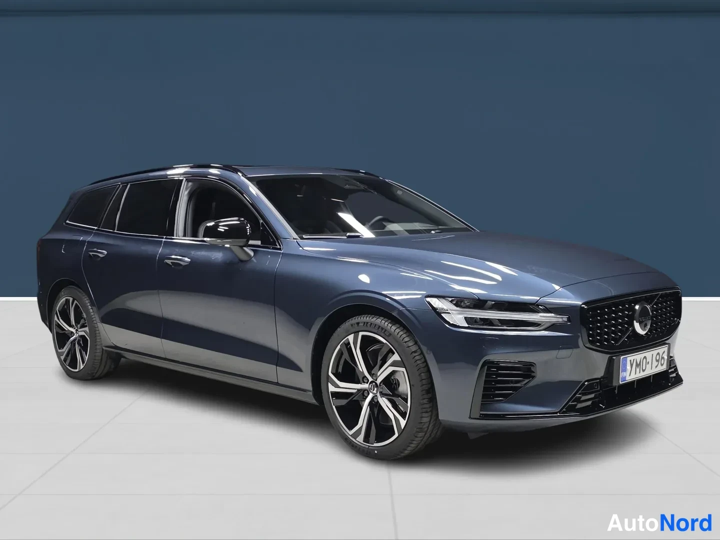 Sininen Volvo V60 2026, etuviisto, keula oikealle, kuva 2