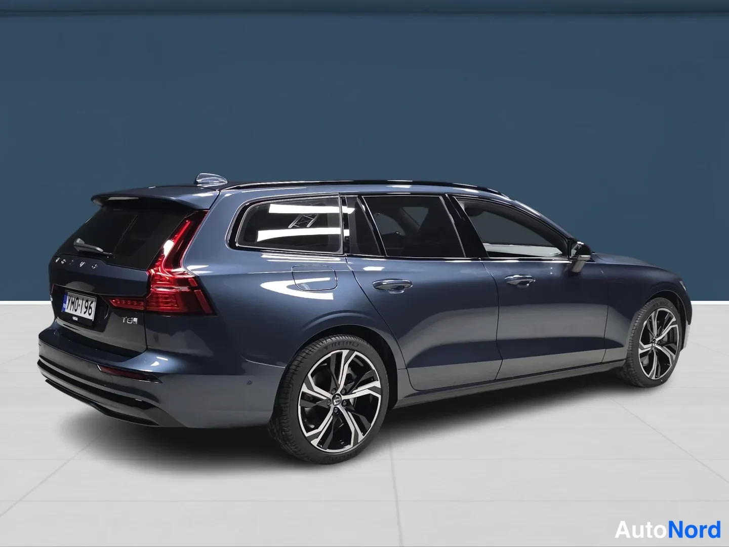 Sininen Volvo V60 2026, takaviisto, kuva 4