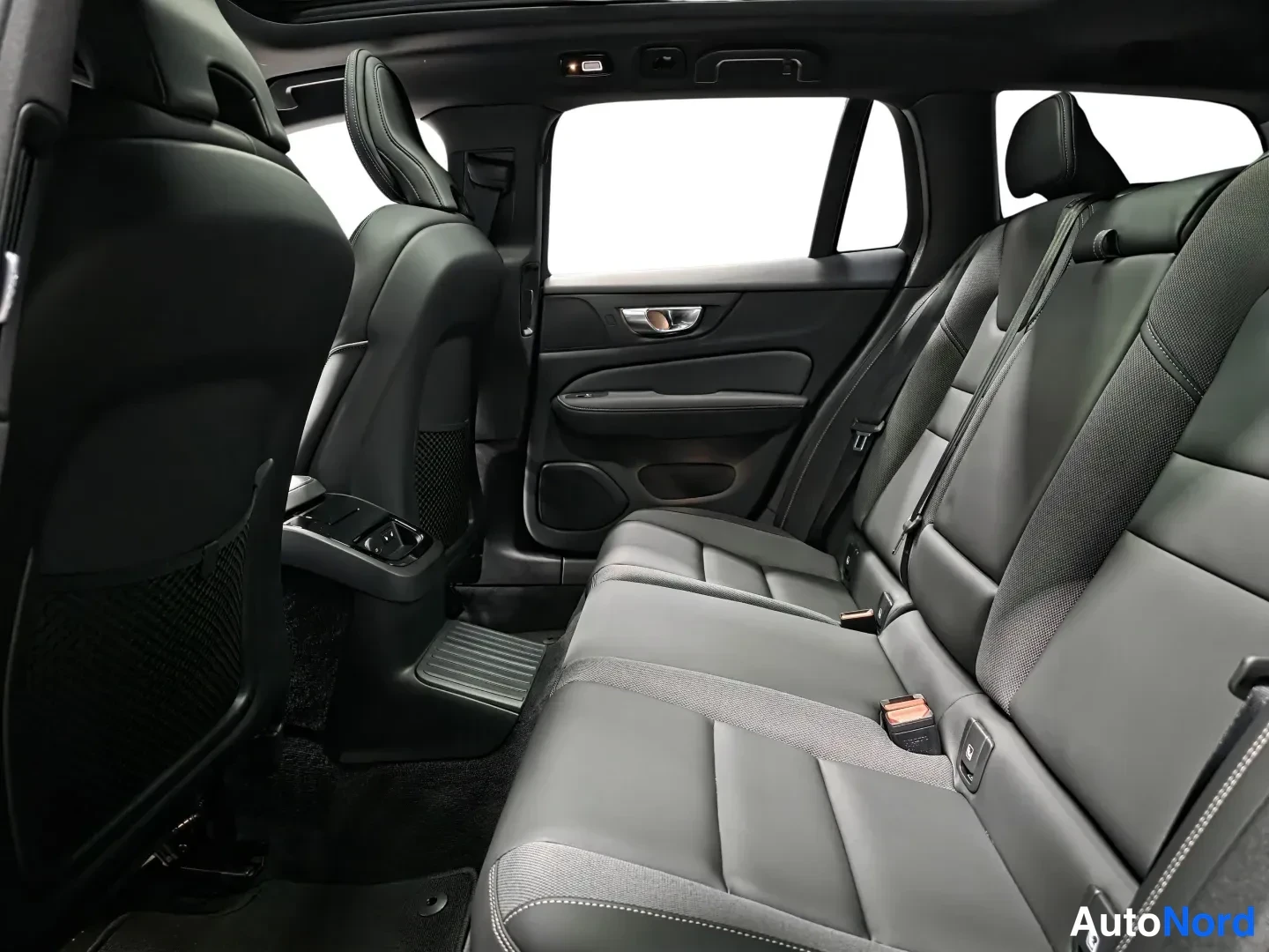 Sininen Volvo V60 2026, kuva 9
