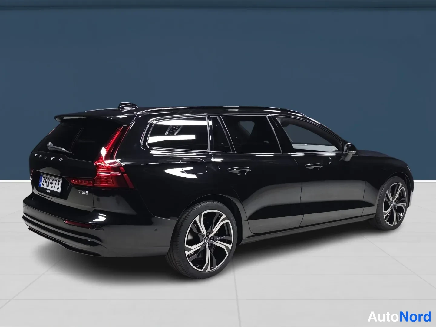 Musta Volvo V60 2026, takaviisto, kuva 2