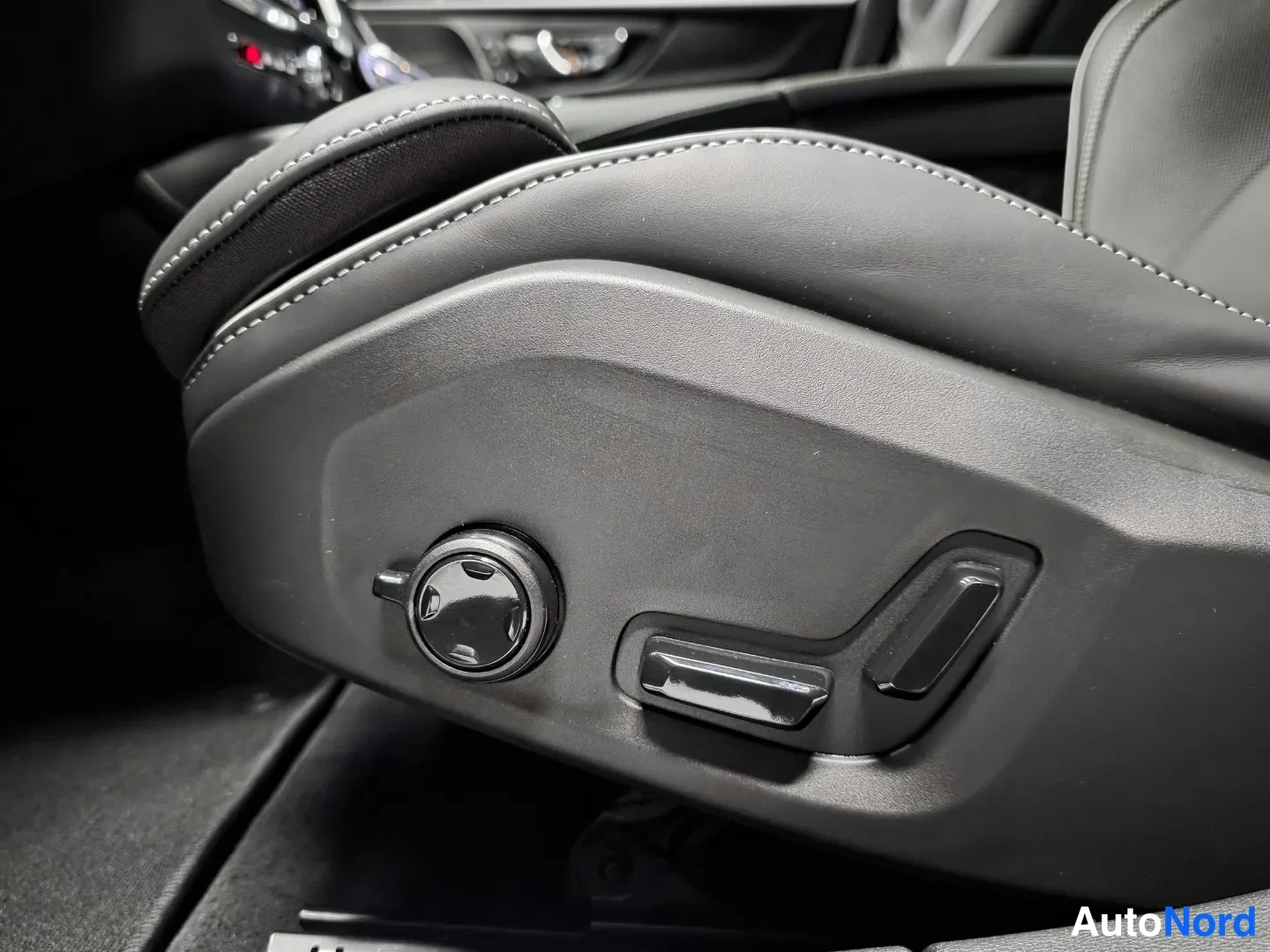 Musta Volvo V60 2026, kuva 13