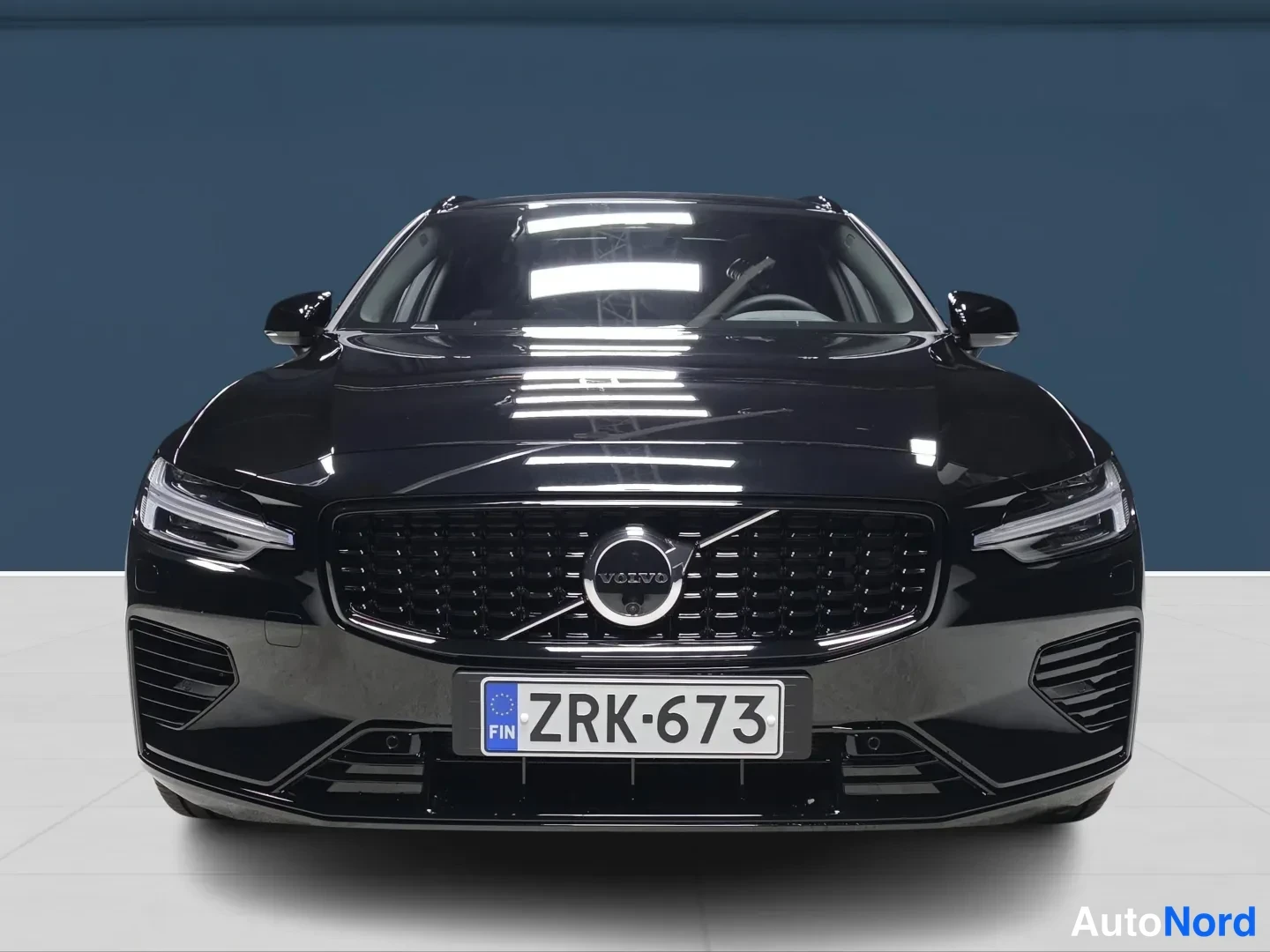 Musta Volvo V60 2026, edestä, kuva 3