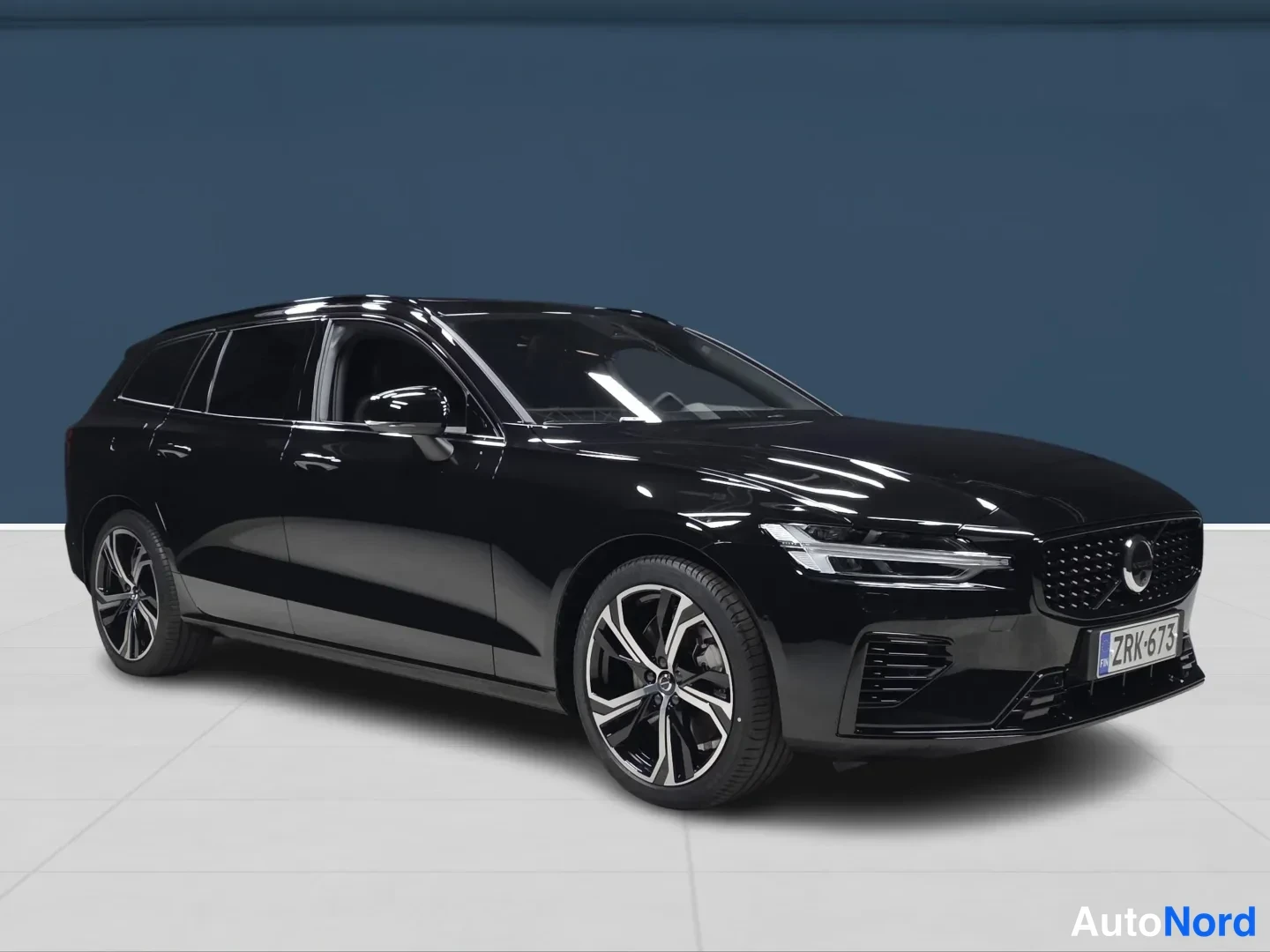 Musta Volvo V60 2026, etuviisto, keula oikealle, kuva 2