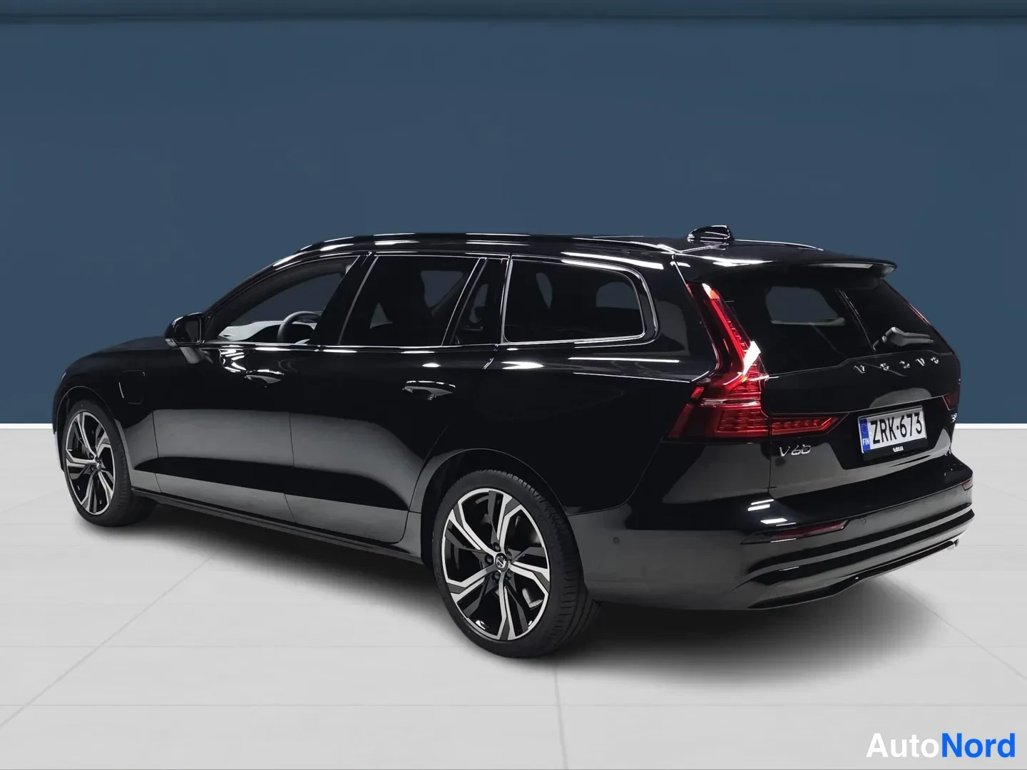 Musta Volvo V60 2026, takaviisto, kuva 3
