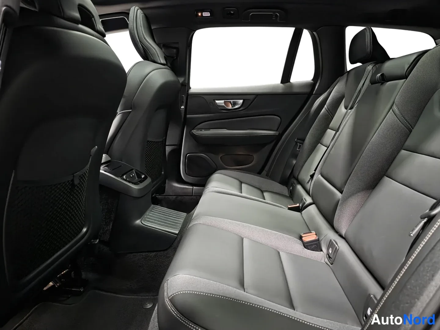 Musta Volvo V60 2026, kuva 7