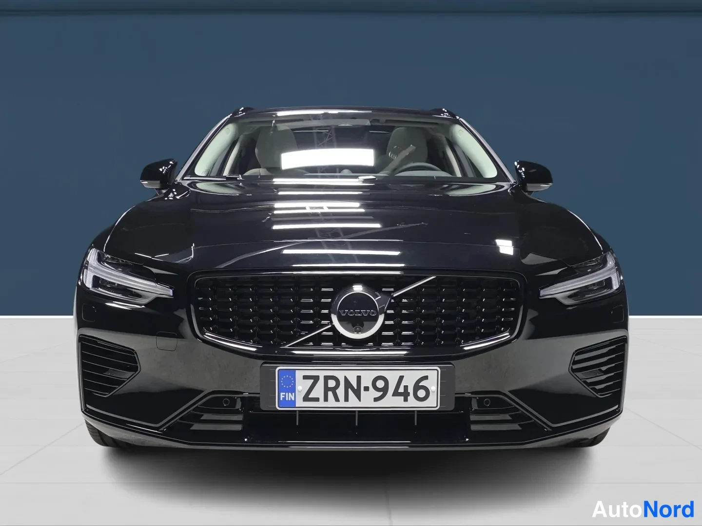 Svart Volvo V60 2026, framifrån, bild 3