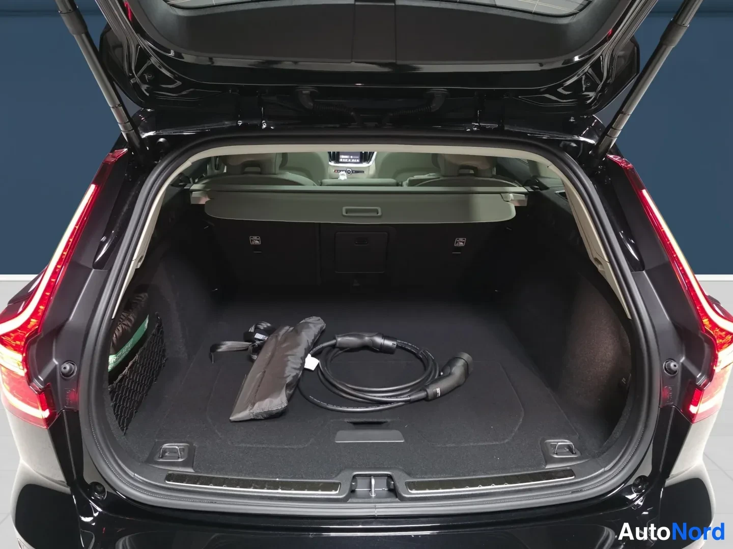 Svart Volvo V60 2026, bakifrån, bild 7
