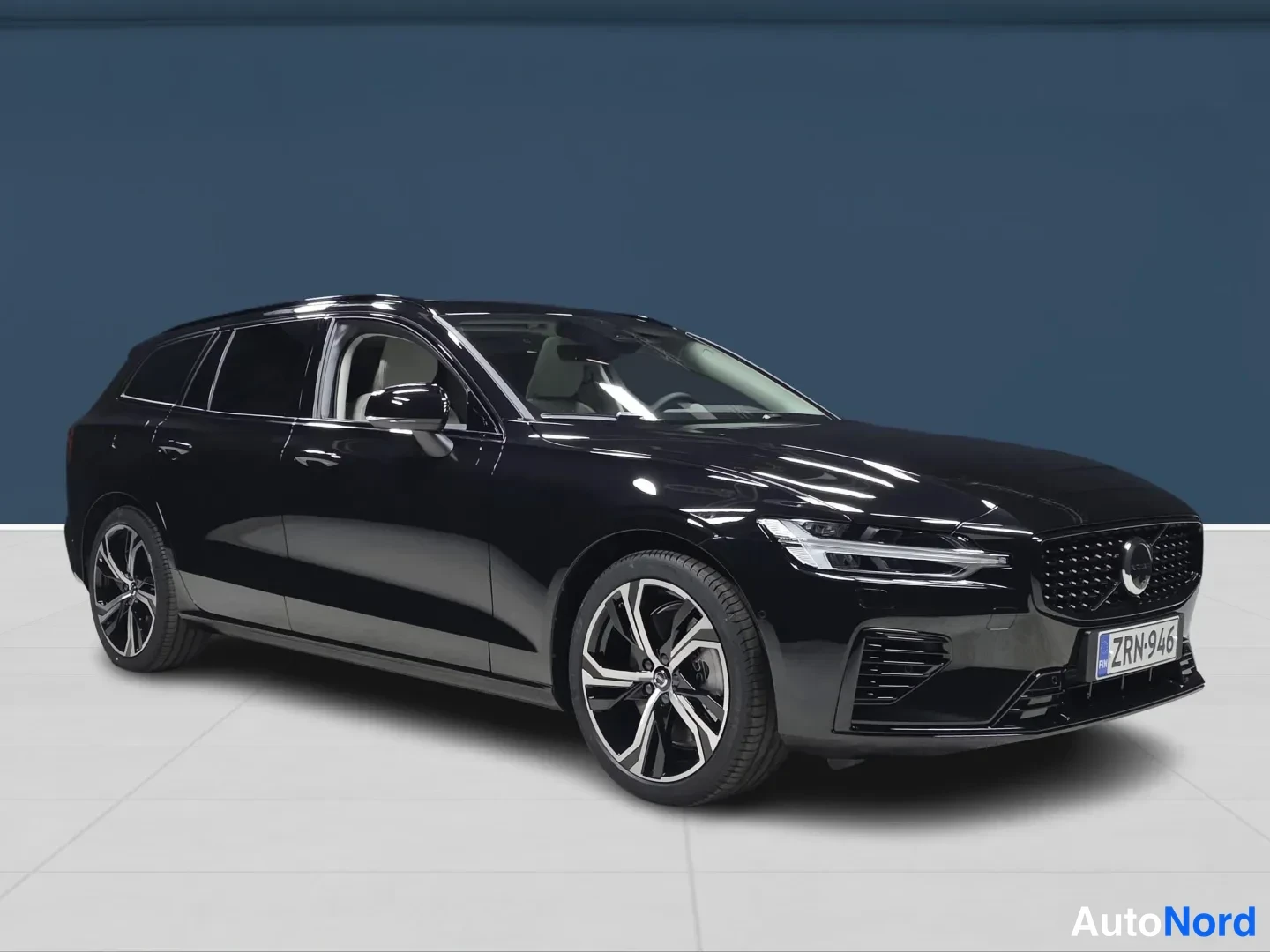 Svart Volvo V60 2026, snett framifrån, fronten åt höger, bild 2