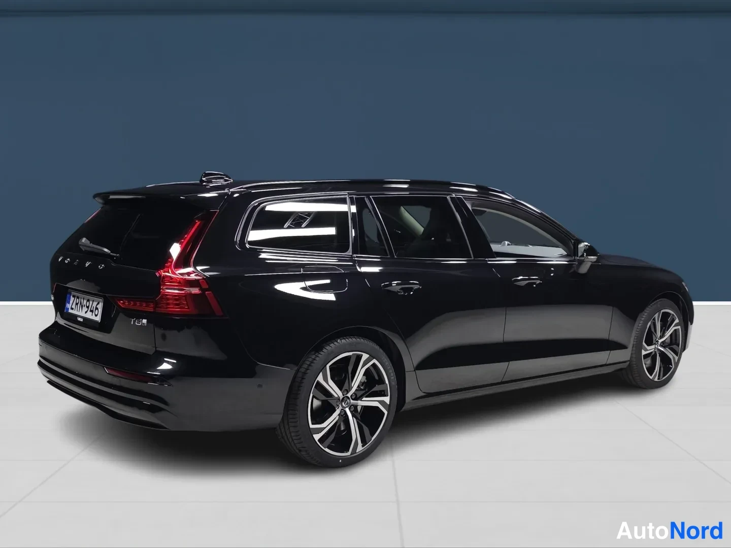 Svart Volvo V60 2026, snett bakifrån, bild 4
