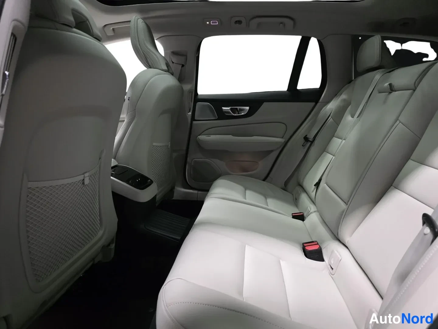 Svart Volvo V60 2026, bild 10
