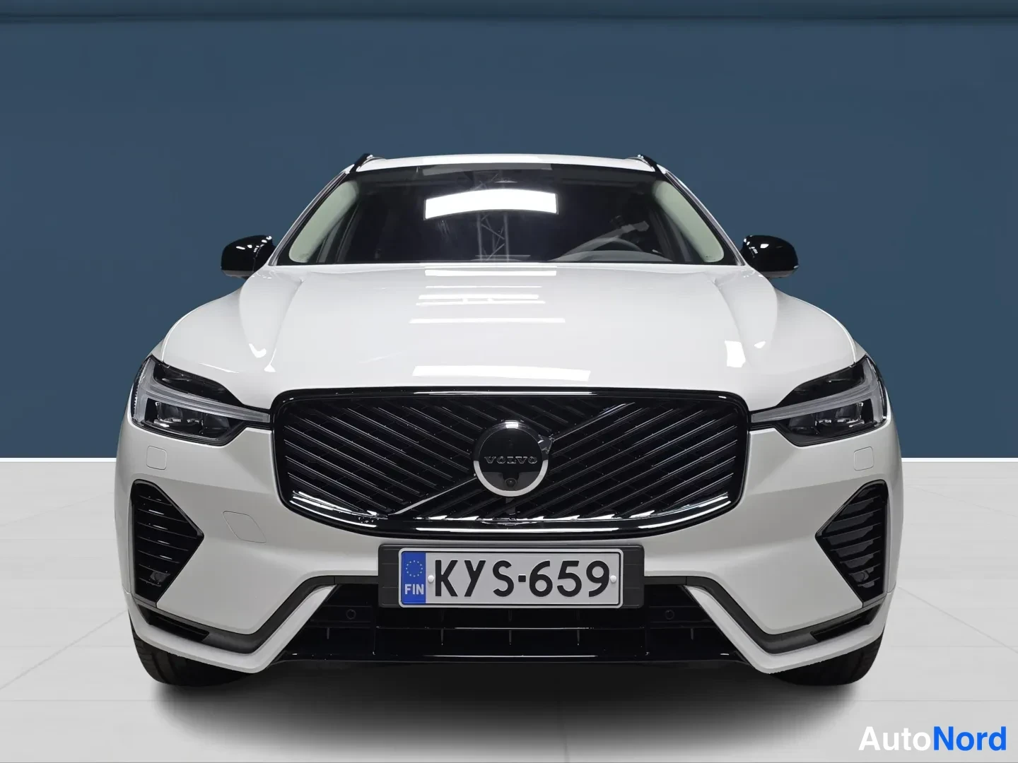 Valkoinen Volvo XC60 2027, edestä, kuva 3