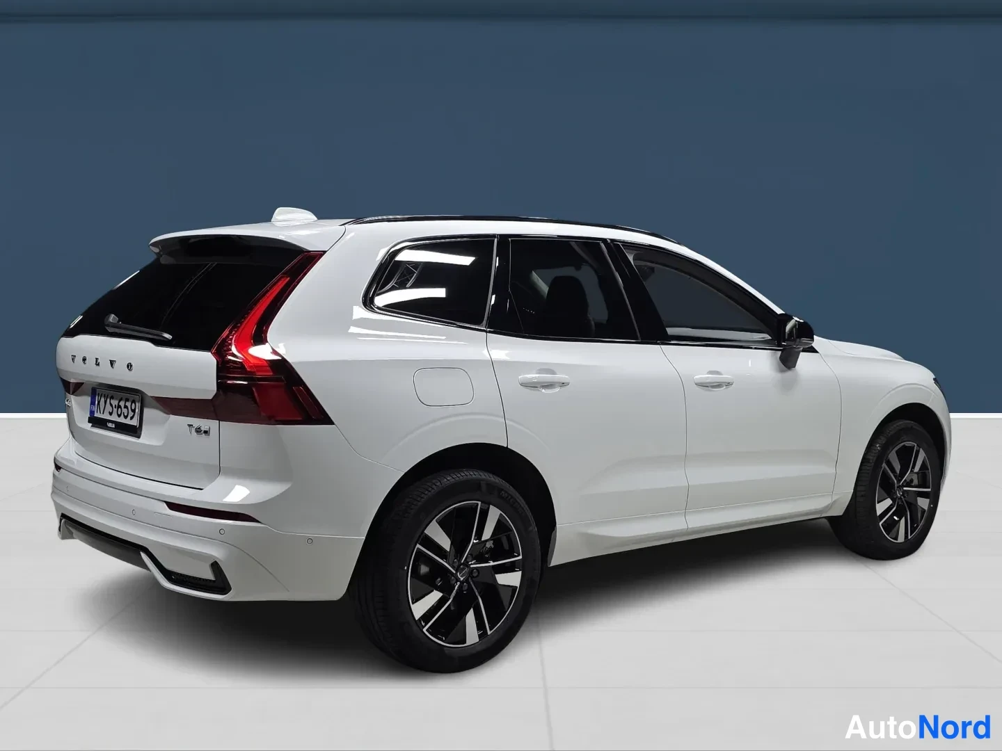 Valkoinen Volvo XC60 2027, takaviisto, kuva 4