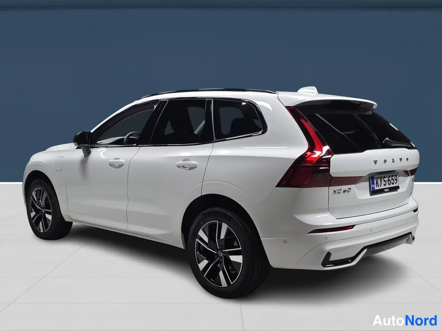 Valkoinen Volvo XC60 2027, takaviisto, kuva 5