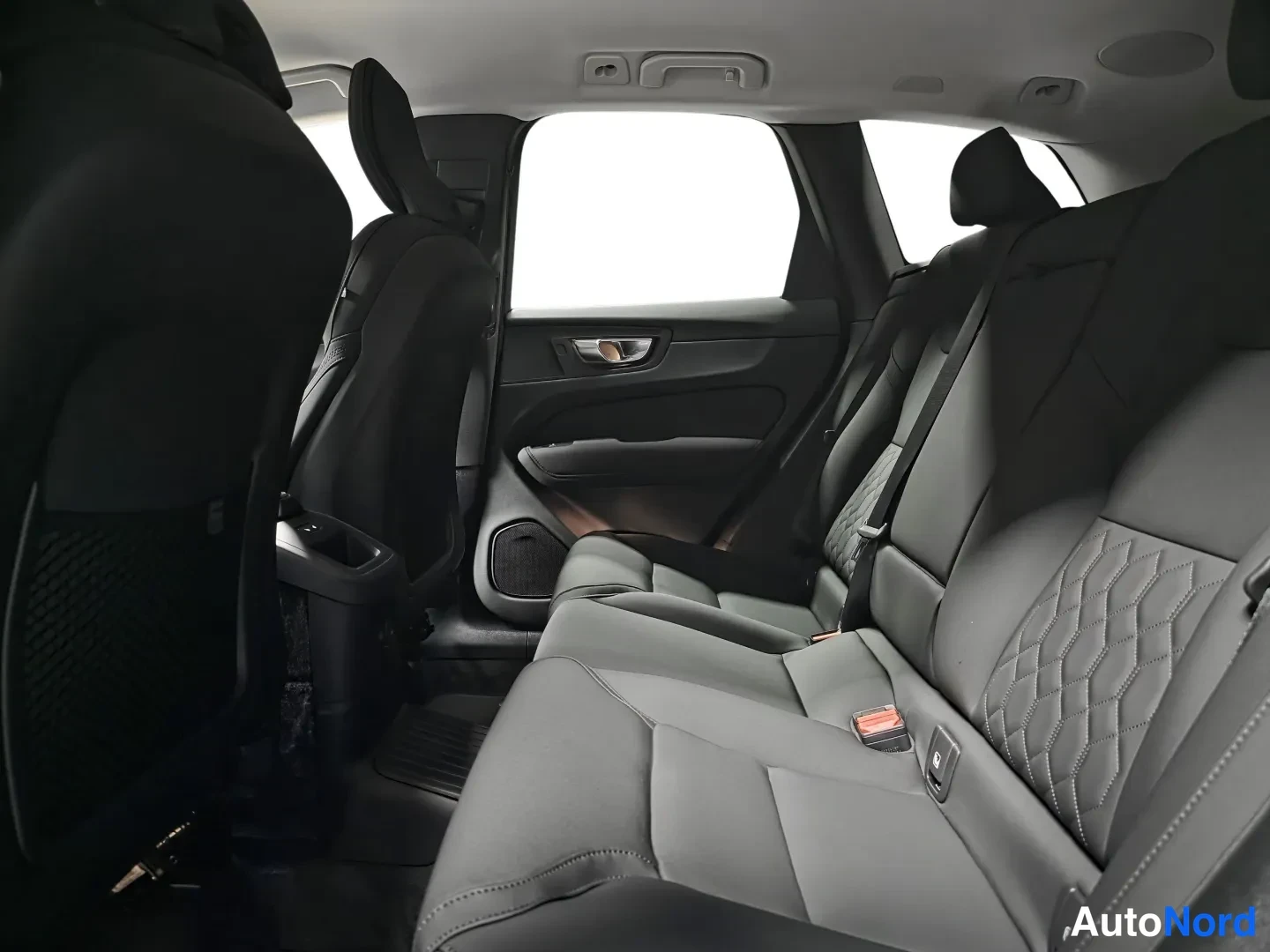 Valkoinen Volvo XC60 2027, kuva 10