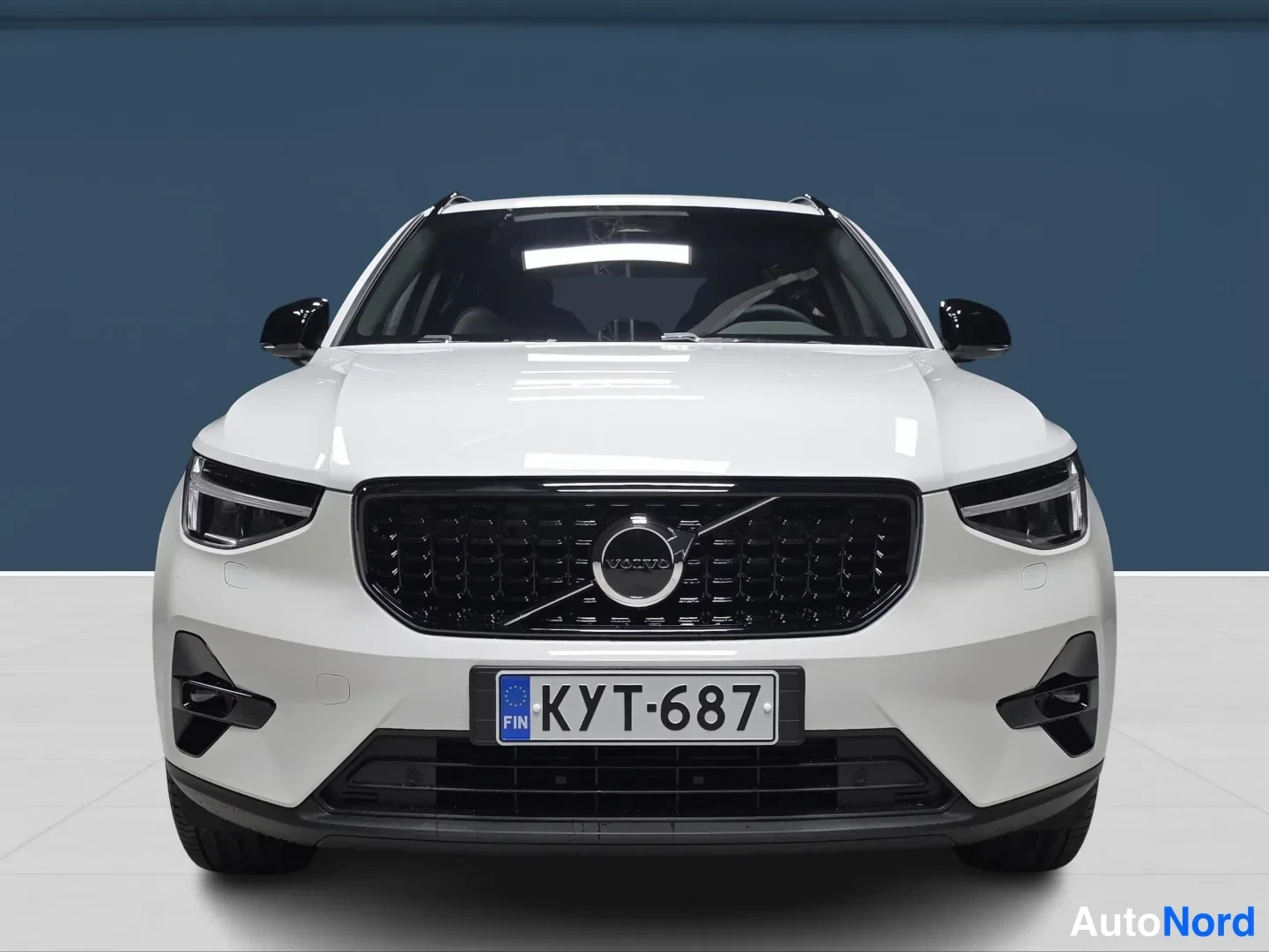 White Volvo XC40 2027, front, photo 3