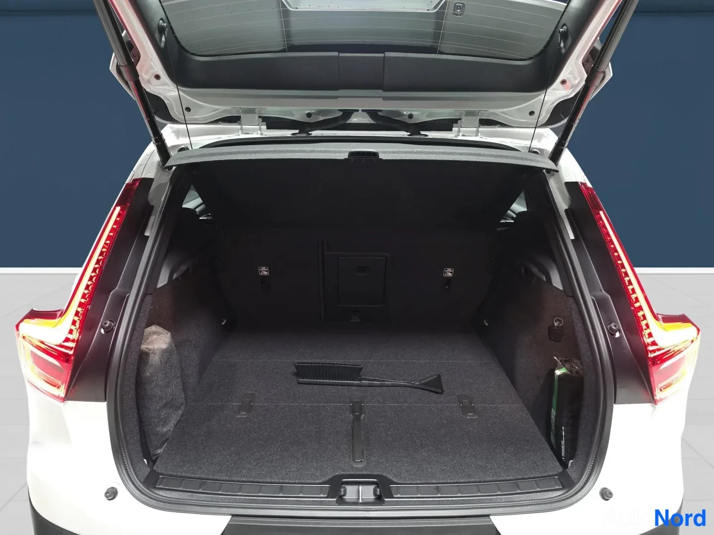 White Volvo XC40 2027, rear, photo 7