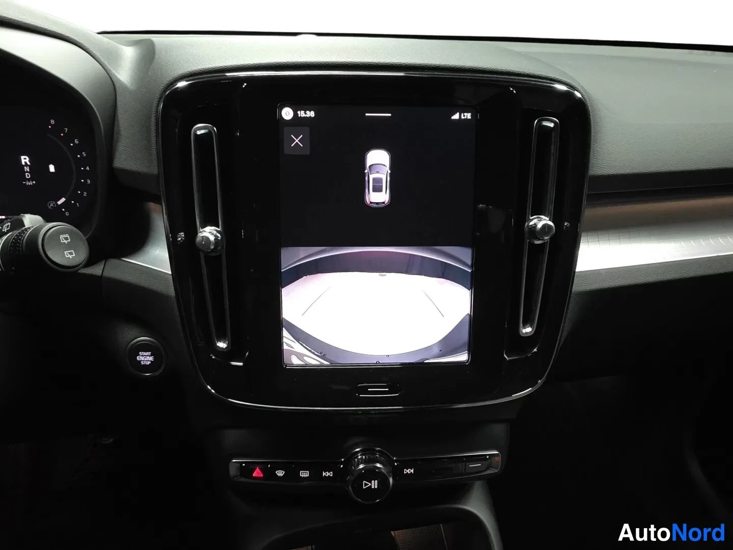 White Volvo XC40 2027, photo 12