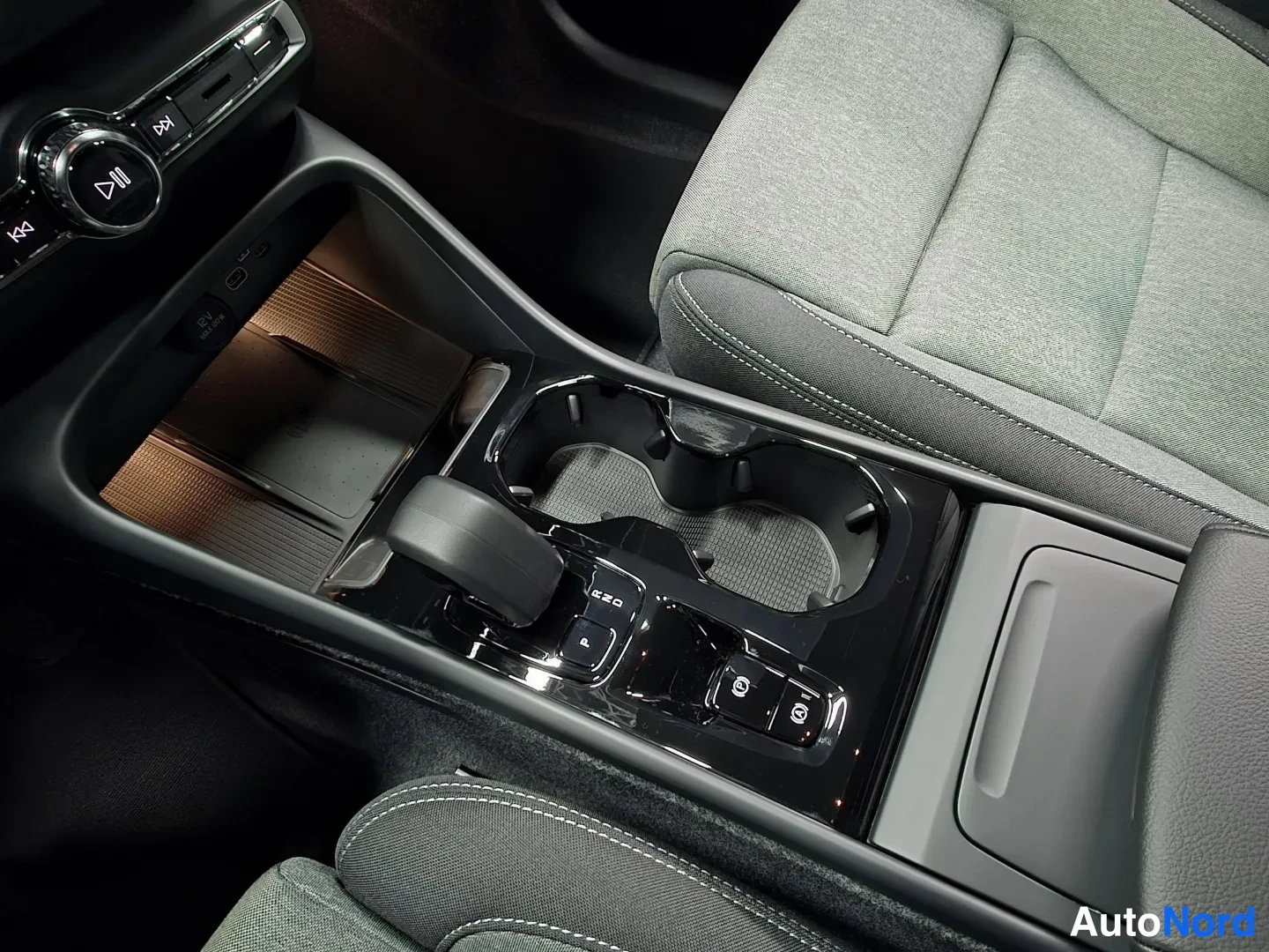 White Volvo XC40 2027, photo 13