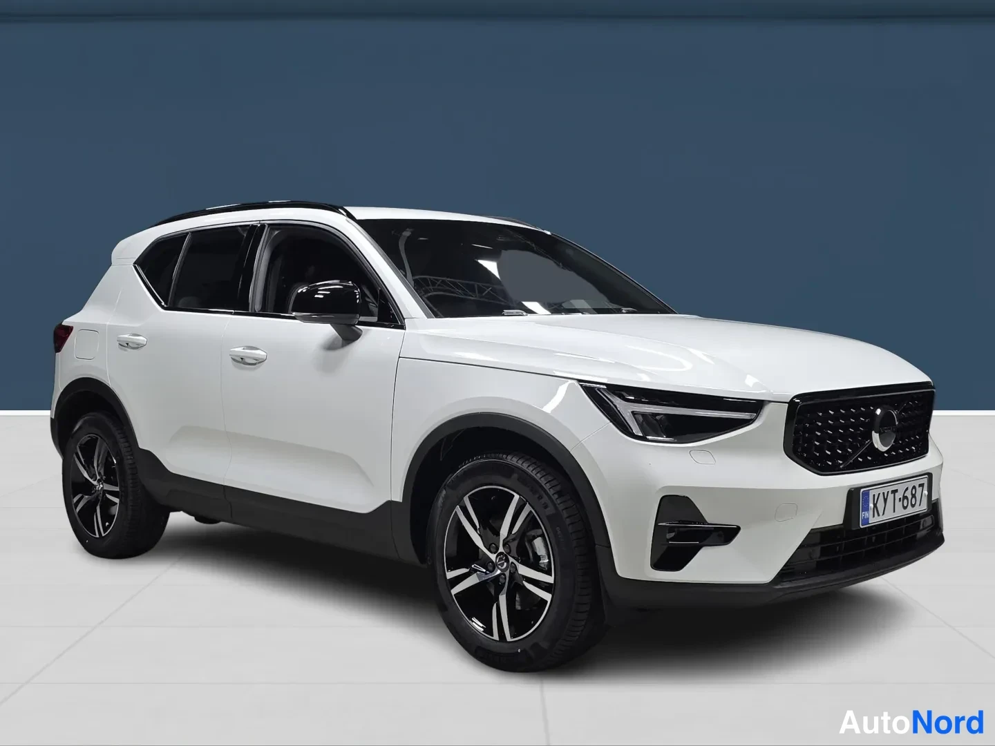 White Volvo XC40 2027, front three-quarter, nose to the right, photo 2
