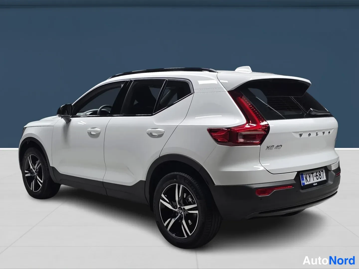 White Volvo XC40 2027, rear three-quarter, photo 5
