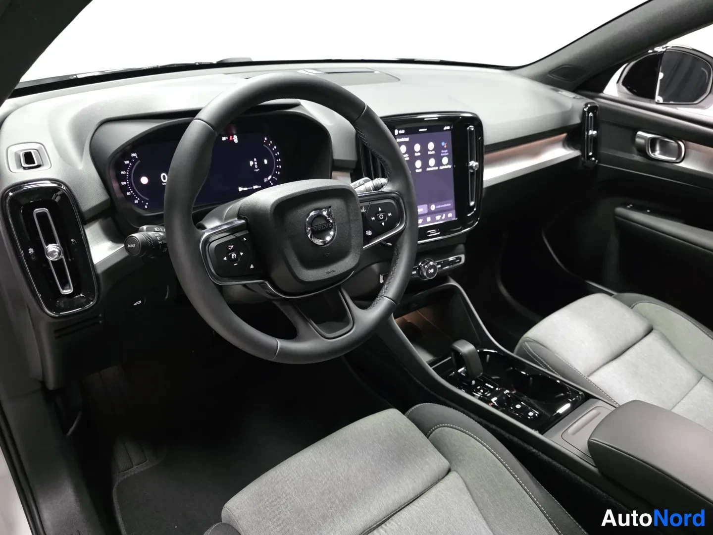 White Volvo XC40 2027, detail, photo 9