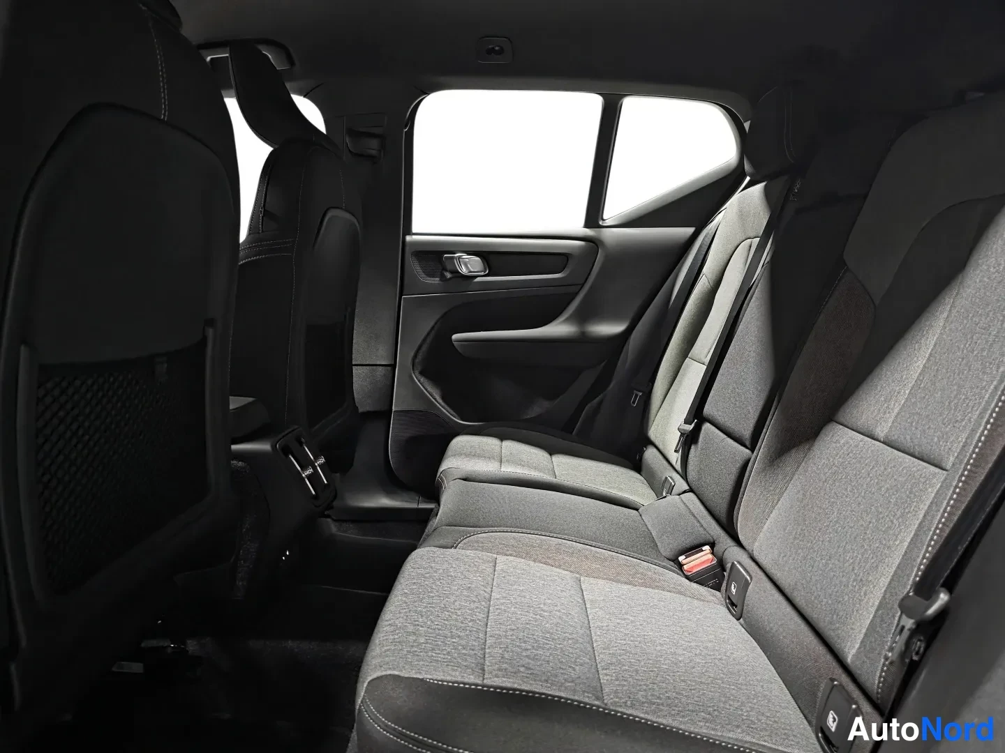 White Volvo XC40 2027, photo 10