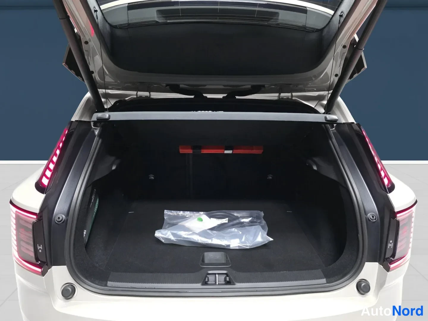 Brown Volvo EX30 2026, rear, photo 6