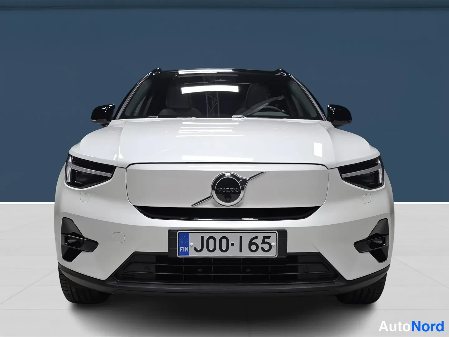 Valkoinen Volvo EX40 2027, edestä, kuva 3