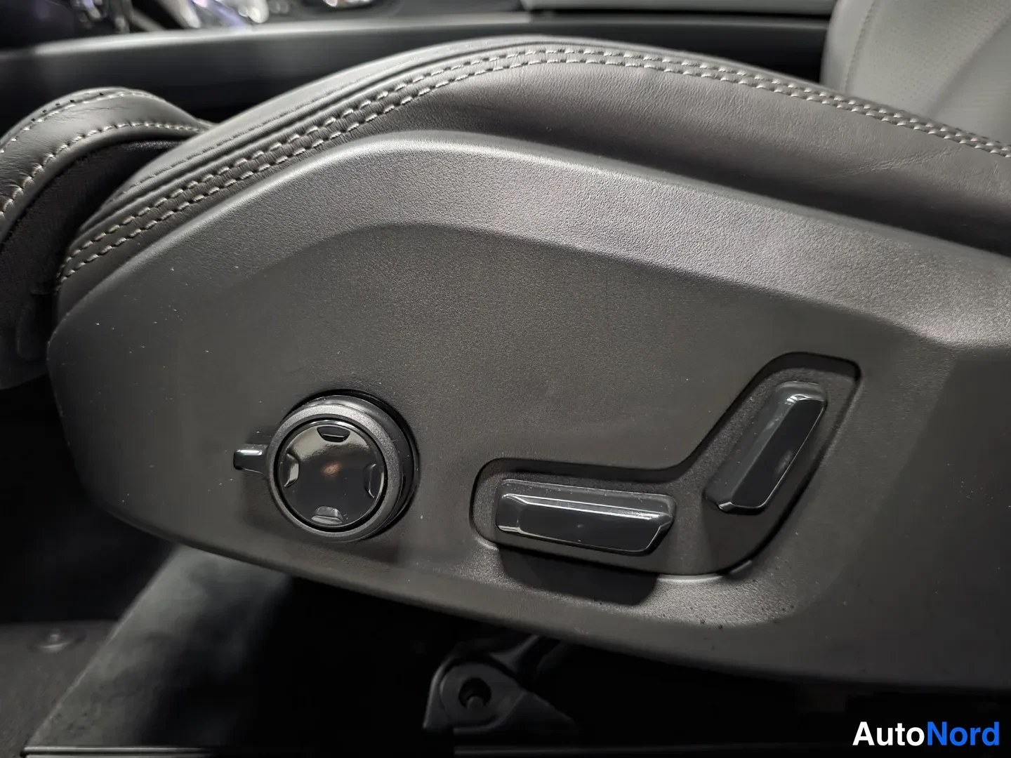 Hopea Volvo XC60 2027, kuva 14