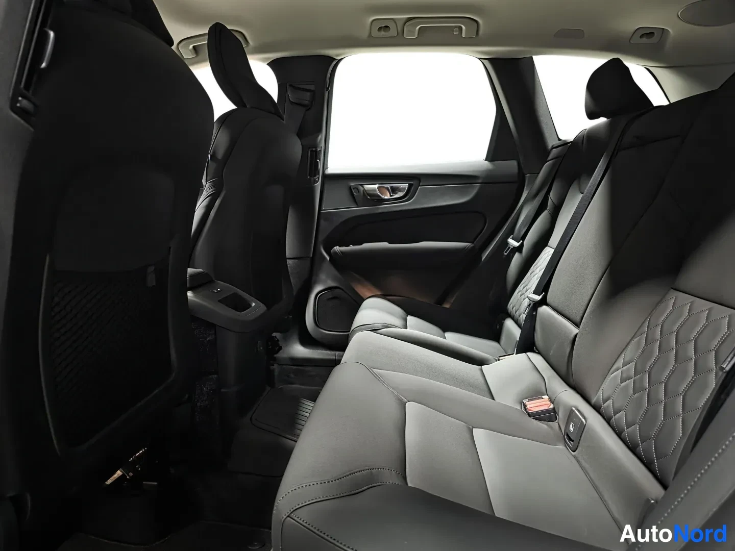 Svart Volvo XC60 2026, bild 9