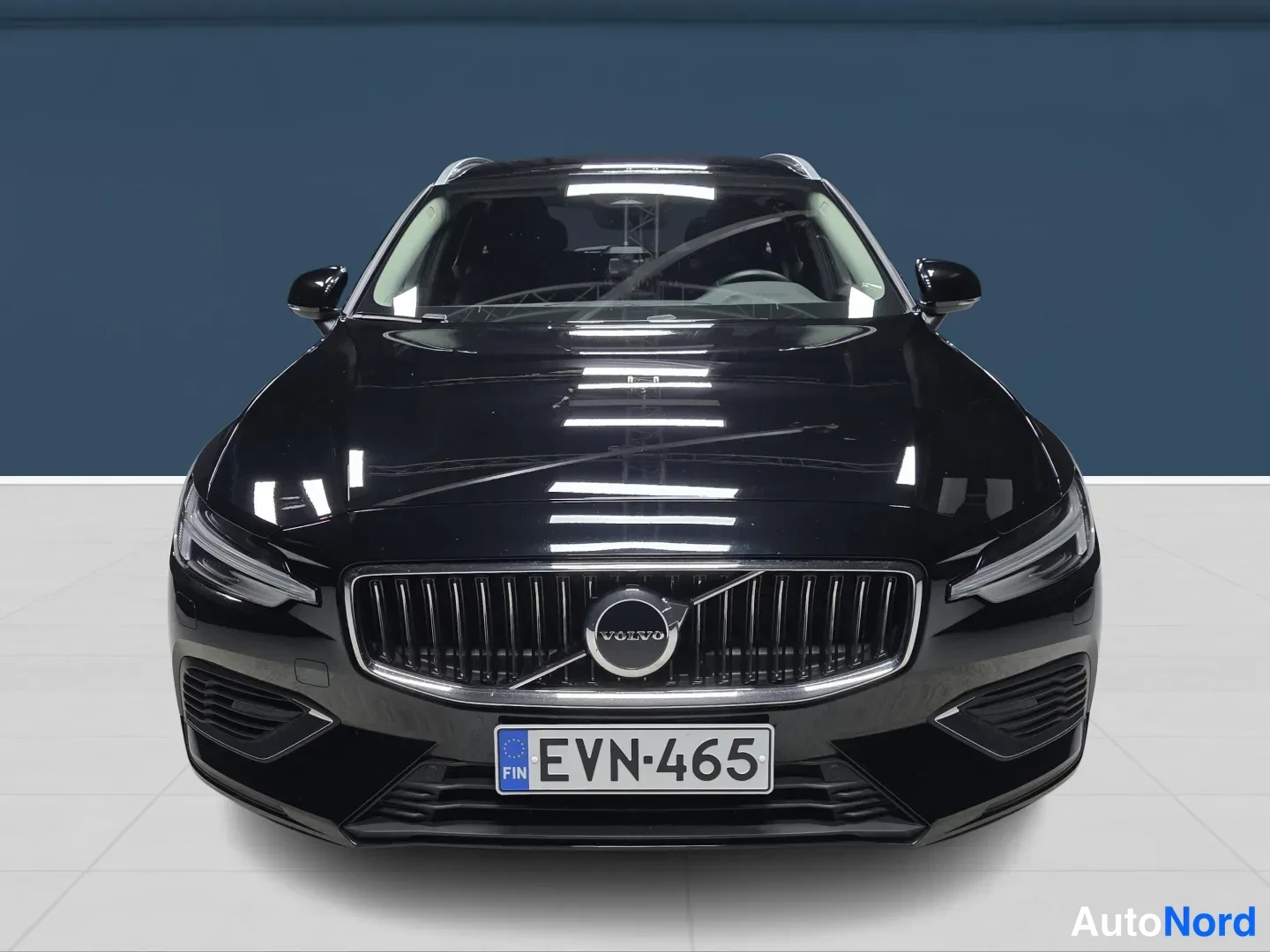 Black Volvo V60 2024, front, photo 3