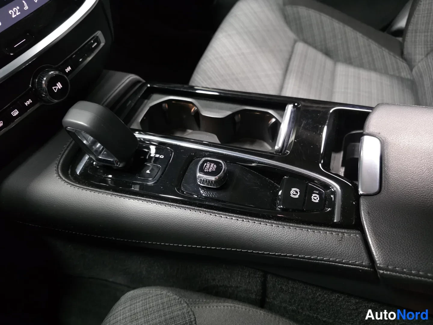 Black Volvo V60 2024, photo 12
