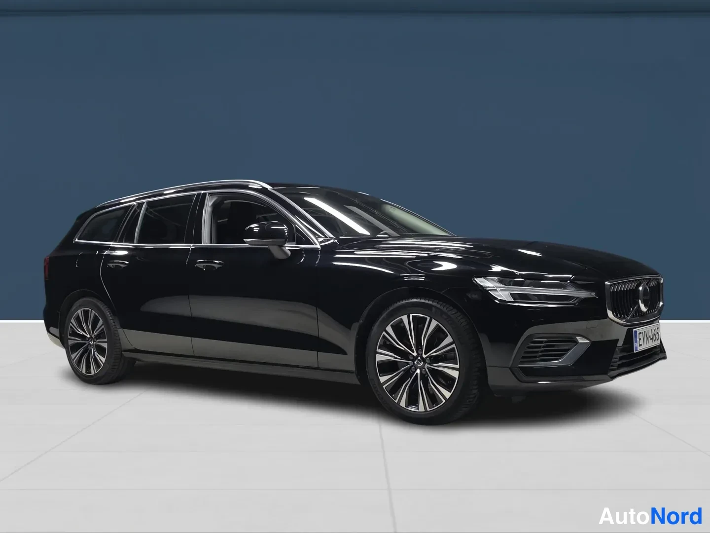 Black Volvo V60 2024, front three-quarter, nose to the right, photo 2