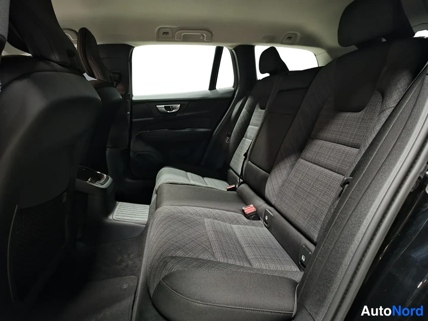 Black Volvo V60 2024, photo 15