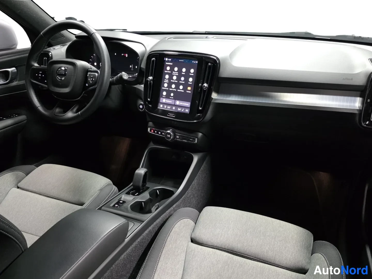 Grey Volvo XC40 2025, photo 8