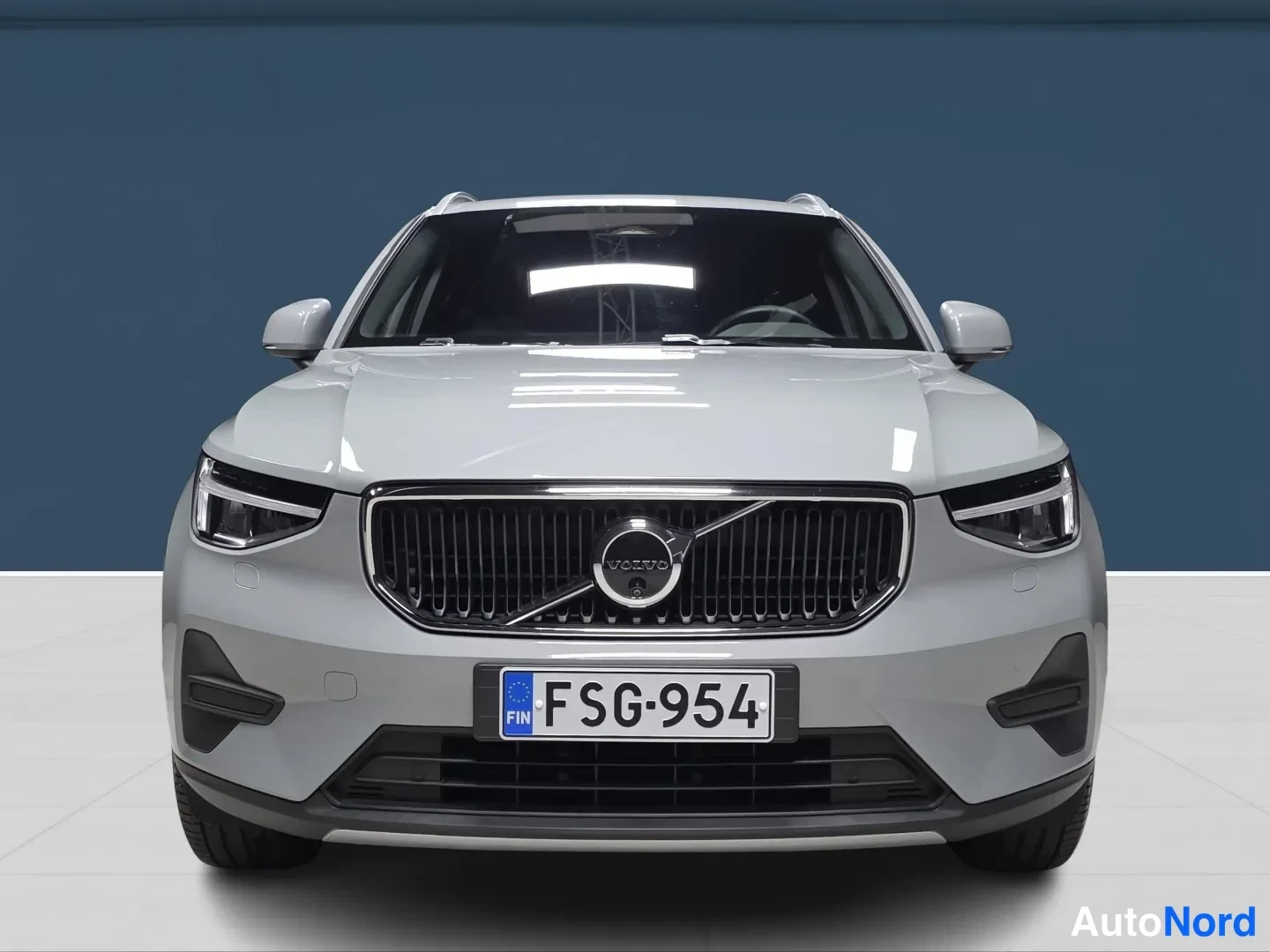 Grey Volvo XC40 2025, front, photo 3