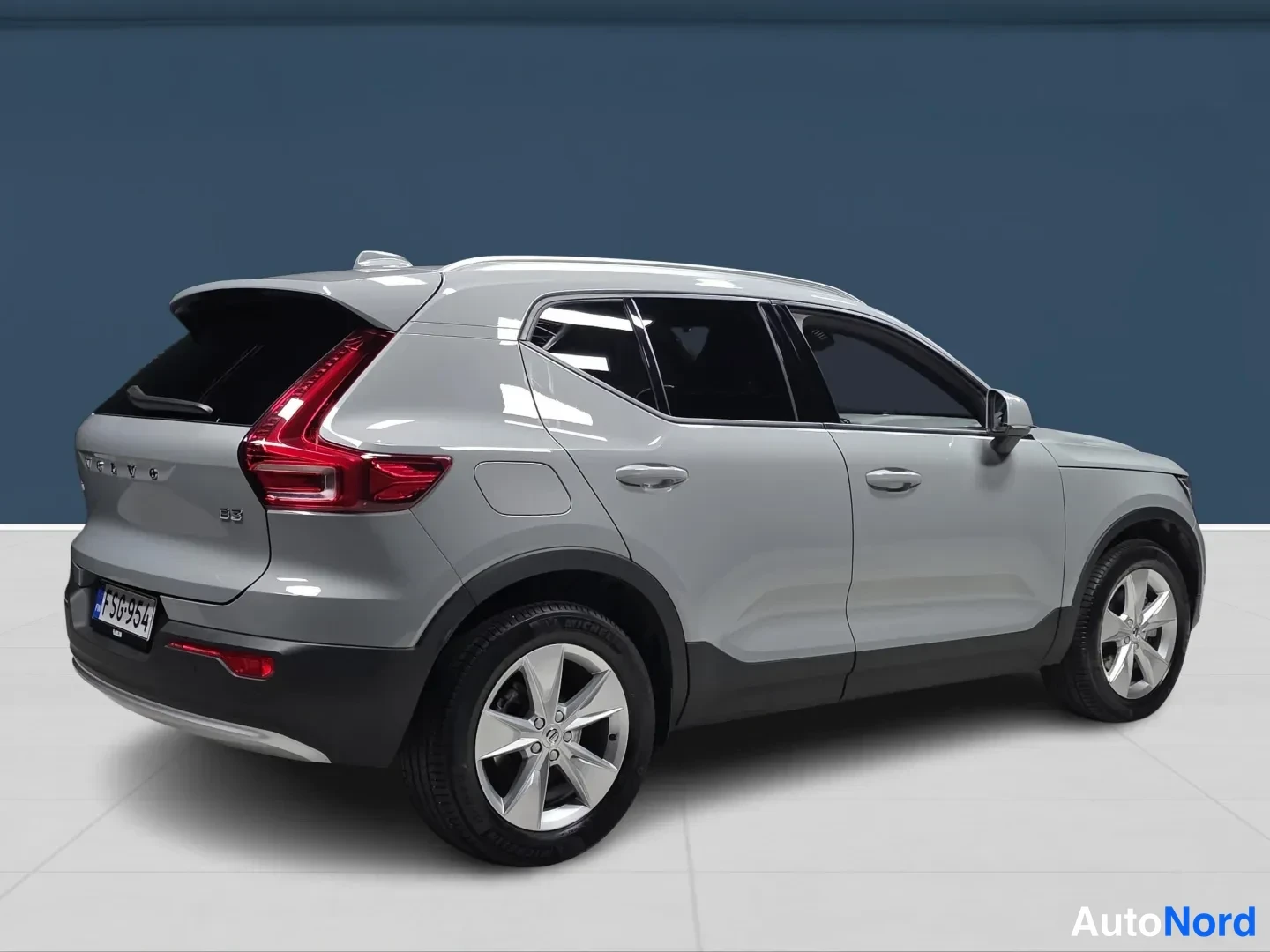 Grey Volvo XC40 2025, rear three-quarter, photo 4
