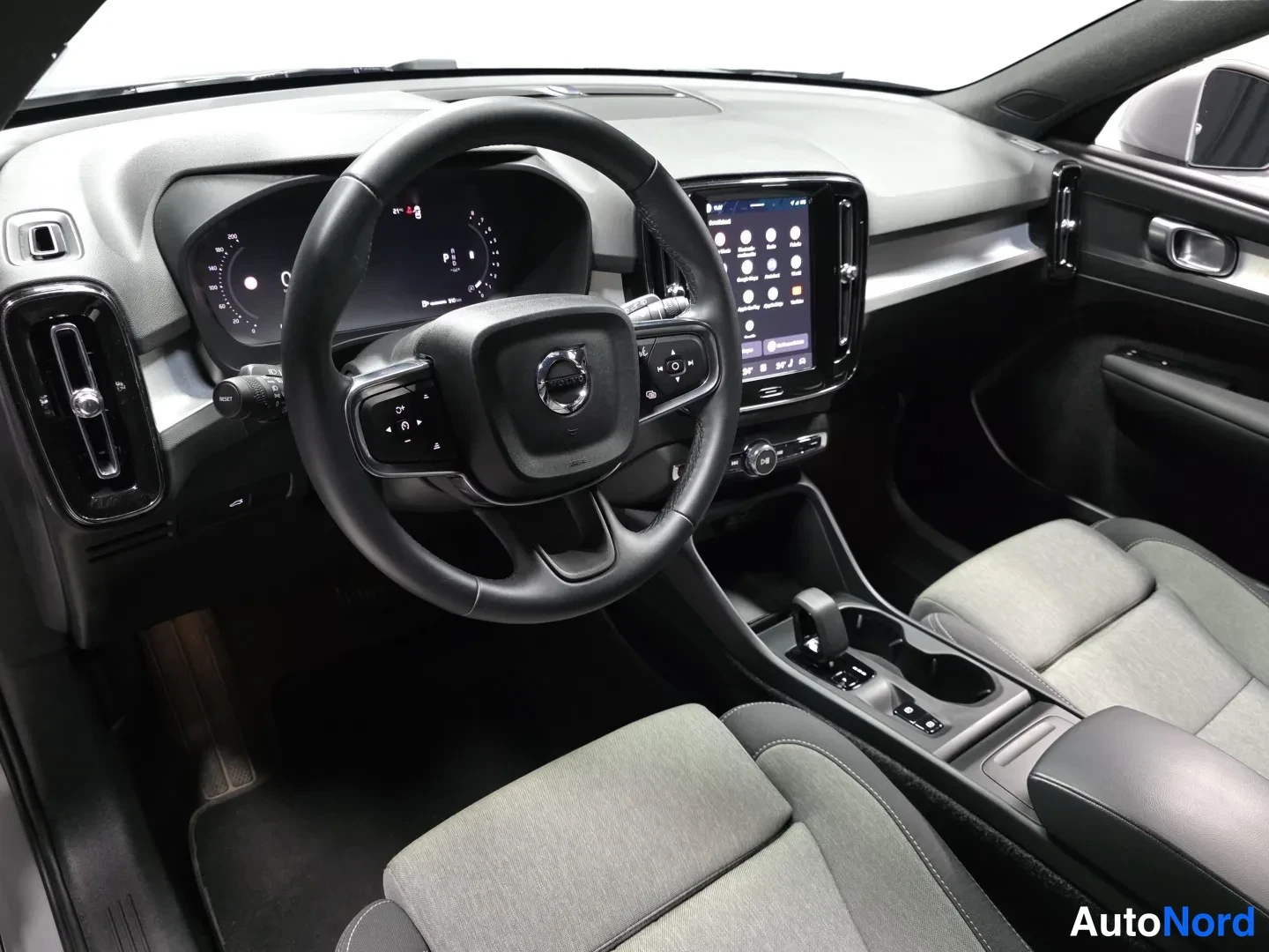 Grey Volvo XC40 2025, photo 10