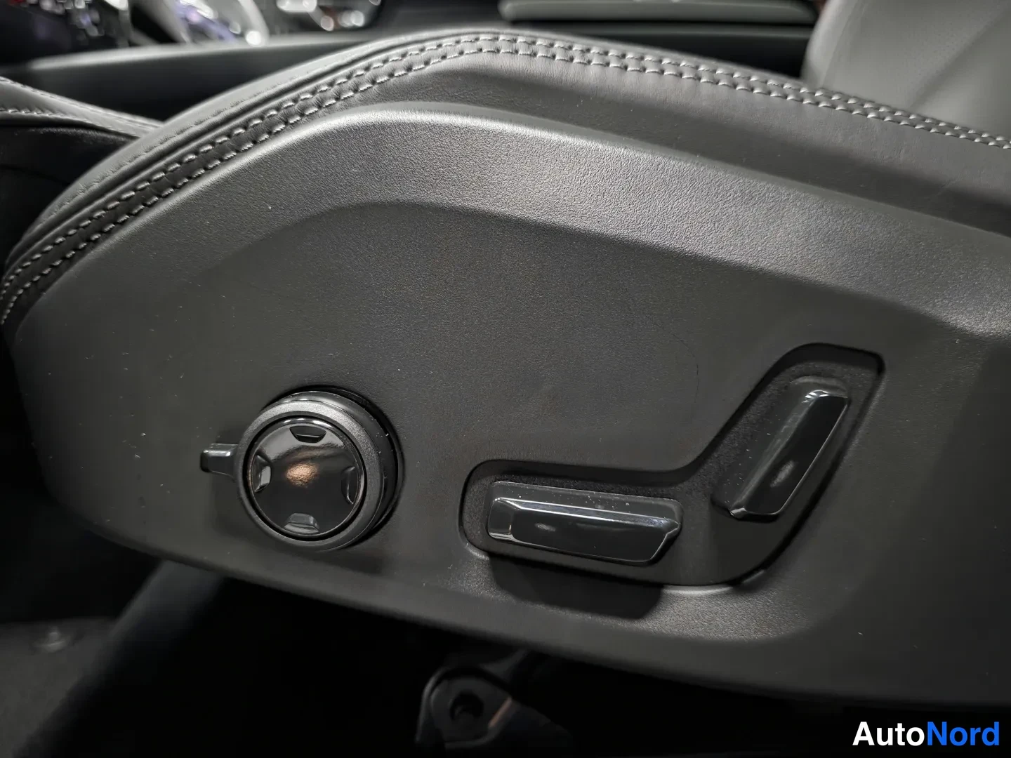 Vit Volvo XC60 2027, bild 16